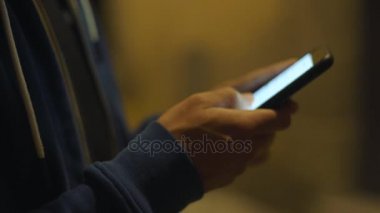 İnsanlar telefon gece sokak kullanın.