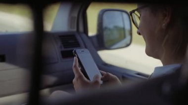 Araba hareketli kız manifatura mesaj