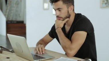 Genç adam kafede oturur ve planı yazıyor