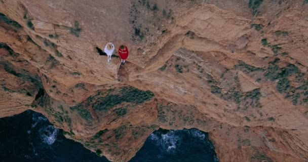 Дві жінки досліджують гірський масив — стокове відео