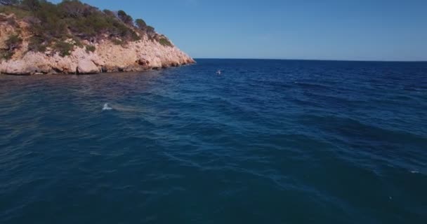 Två aktiva tjejer rida kajak i havet — Stockvideo