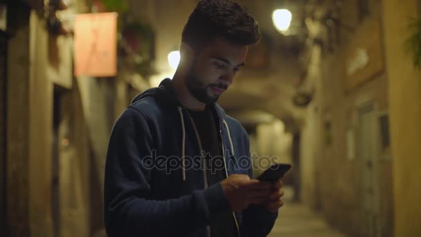 Mensen gebruiken telefoon op nacht straat — Stockvideo