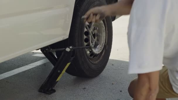 Manos masculinas que fijan neumático plano del coche — Vídeos de Stock