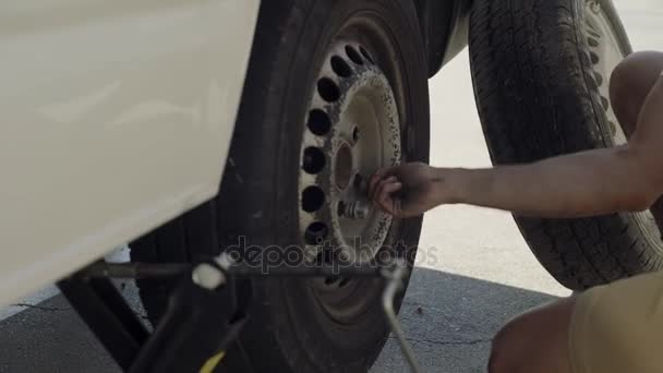 Manos masculinas que fijan neumático plano del coche — Vídeos de Stock