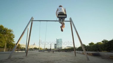 mutlu kız açık salıncak