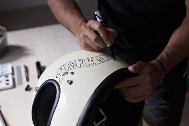 Retro kask özelleştirme tasarımcıyı kapatın