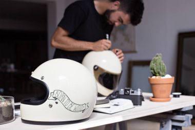 Hat sanatçısı motosiklet kask özelleştirir