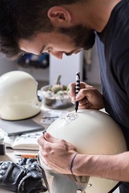 Hat sanatçısı motosiklet kask özelleştirir