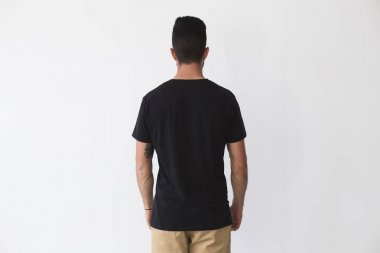 Çekici bir adam teşkil etmektedir siyah basit tshirt