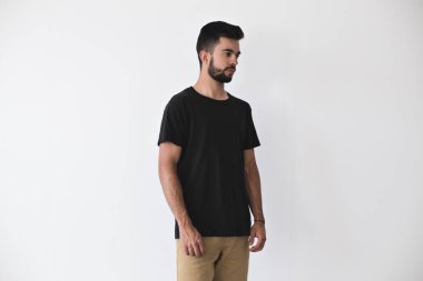 Çekici bir adam teşkil etmektedir siyah basit tshirt