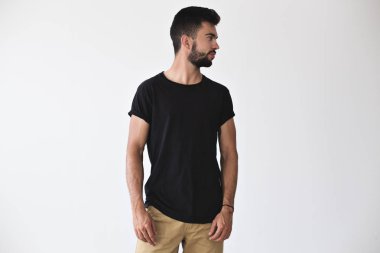 Çekici bir adam teşkil etmektedir siyah basit tshirt