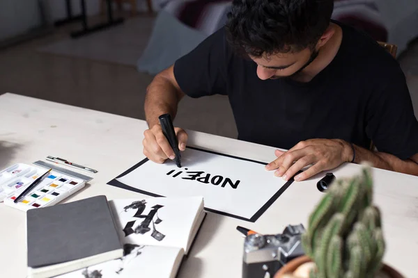 Kalligrafie kunstenaars trekt geen woord — Stockfoto
