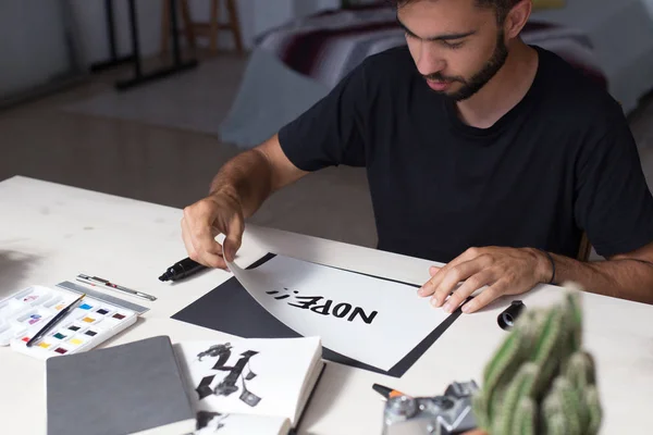 Calligraphie artistes dessine Aucun mot — Photo