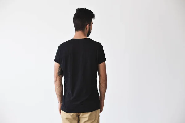 Uomo attraente posa in nero semplice t-shirt — Foto Stock