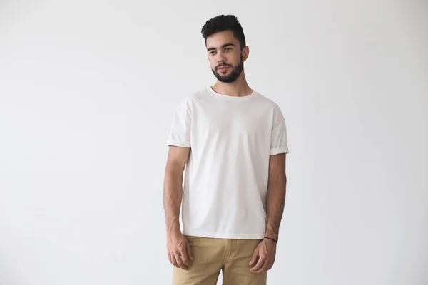 Csinos, fiatal férfi jelent a fehér póló — Stock Fotó