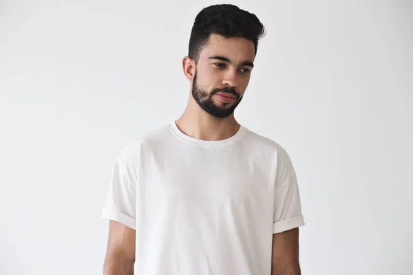 Guapo joven posa en camiseta blanca — Foto de Stock