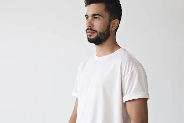 Guapo joven posa en camiseta blanca —  Fotos de Stock