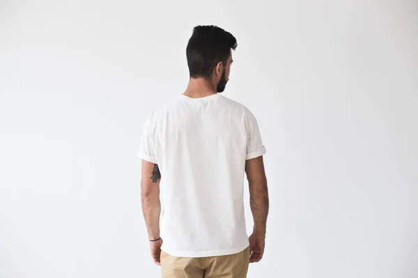Przystojny, młody człowiek stawia w biały tshirt — Zdjęcie stockowe