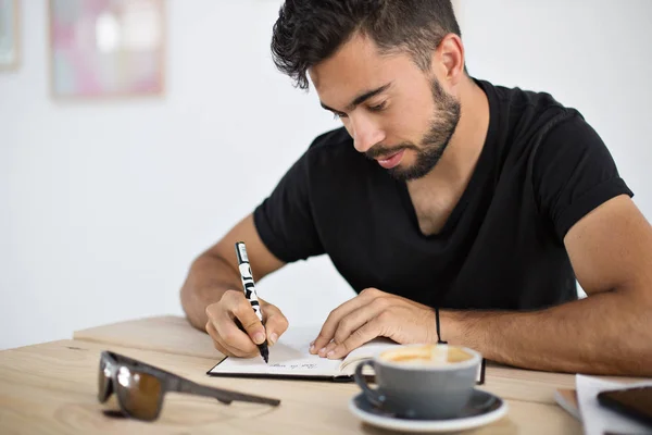 Estudante do sexo masculino atraente estuda no café — Fotografia de Stock