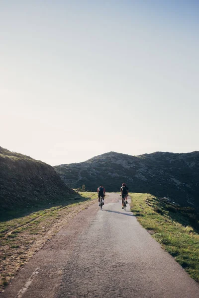 Kaksi pyöräilijää ratsastaa kauemmas — kuvapankkivalokuva