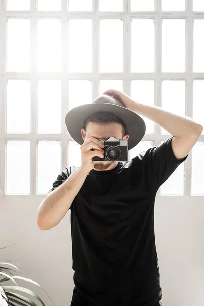 Man with camera — Stock Photo, Image