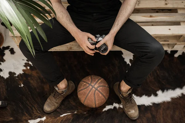 Man with camera — Stock Photo, Image