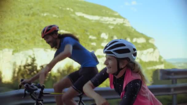 Два велосипедиста едут вместе в горы — стоковое видео