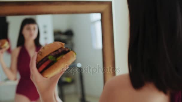Hermosa hembra gotas dieta come hamburguesa — Vídeos de Stock