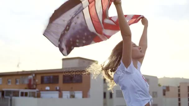 Vacker kvinna med amerikanska flaggan — Stockvideo