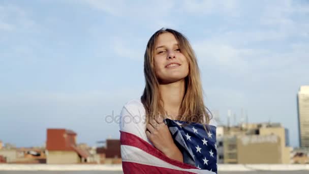 Όμορφη γυναίκα με αμερικανική σημαία — Αρχείο Βίντεο