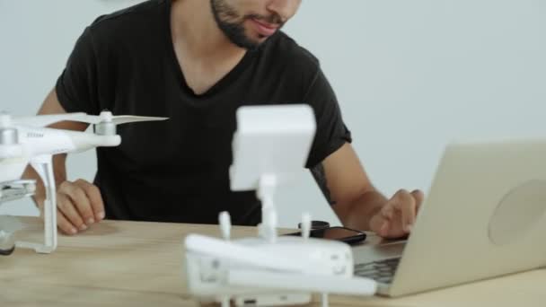 Un jeune homme apprend la technologie des drones — Video