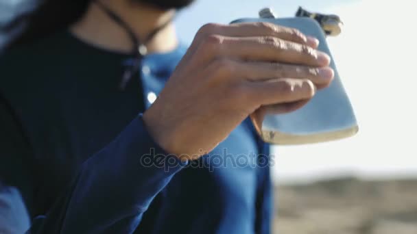 Μοναχικό nomad ταξιδιωτών που χάνεται στην έρημο — Αρχείο Βίντεο