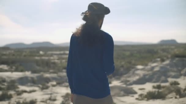 Osamělý nomad cestovatelů ztraceni v poušti — Stock video