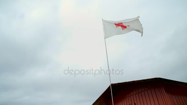 Bandera roja de emergencia ondeando con viento — Vídeo de stock