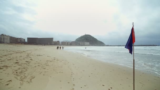 Surfing beach on rainy day — Stock Video