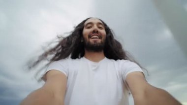 Uzun saçlı adam ilginç etrafında döndürme