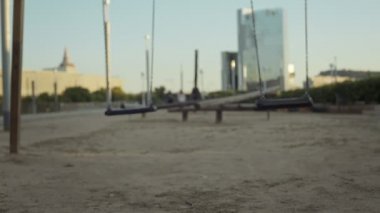 Parkta boş salıncak