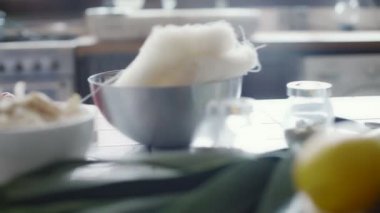 Adam mutfakta taze ve orijinal yemek hazırlanıyor