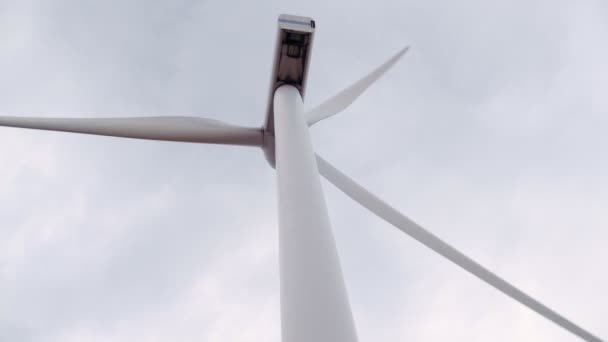 Amplio tiro de molino de viento en el viento — Vídeo de stock