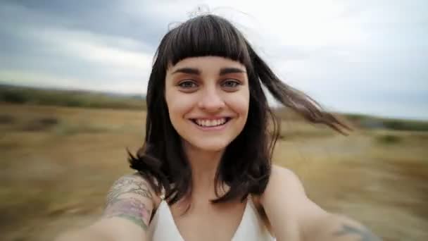 A szép női spinning körül park POV — Stock videók