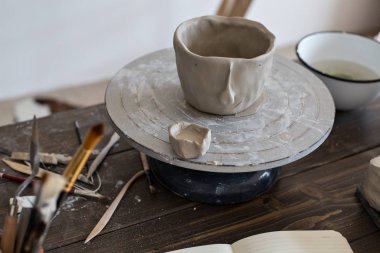 taze toprak kap çiçekler için yapılan