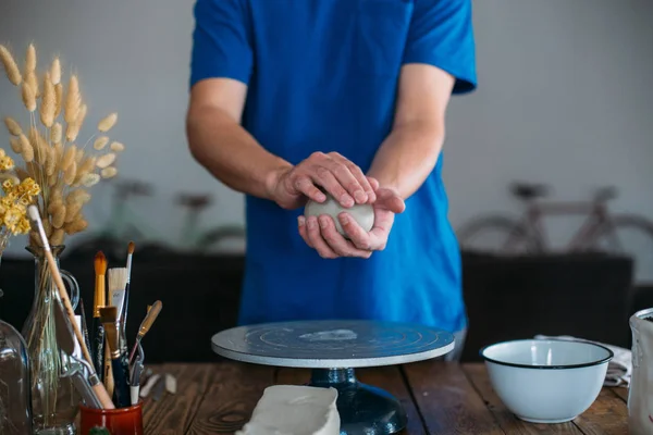 Artisan craftsman working with clay pot — Stock Photo, Image