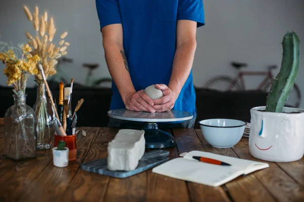 Artisan craftsman working with clay pot — Stock Photo, Image