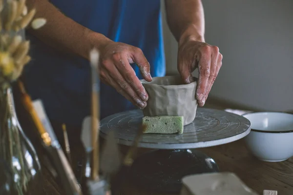 Artisan craftsman working with clay pot — Stock Photo, Image