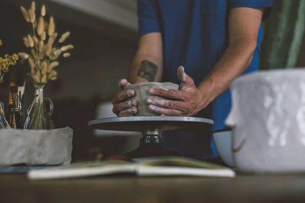 Artisan hantverkare arbetar med lerkruka — Stockfoto