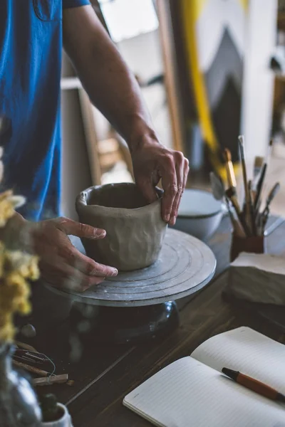 Artesãos artesãos trabalhando com panela de barro — Fotografia de Stock