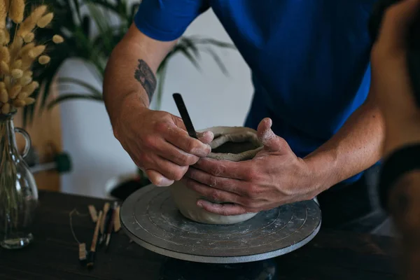 Artesãos artesãos trabalhando com panela de barro — Fotografia de Stock