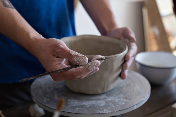 Artesãos artesãos trabalhando com panela de barro — Fotografia de Stock