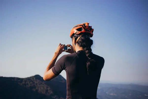 Cyclist taking photo on action camera — Stock Photo, Image