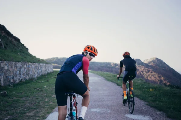 Cyklister ridning på tom väg — Stockfoto
